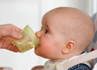 რატომ არის პატარა ბავშვისთვის ჩვეულებრივი წყლის დალევა კატეგორიულად აკრძალული