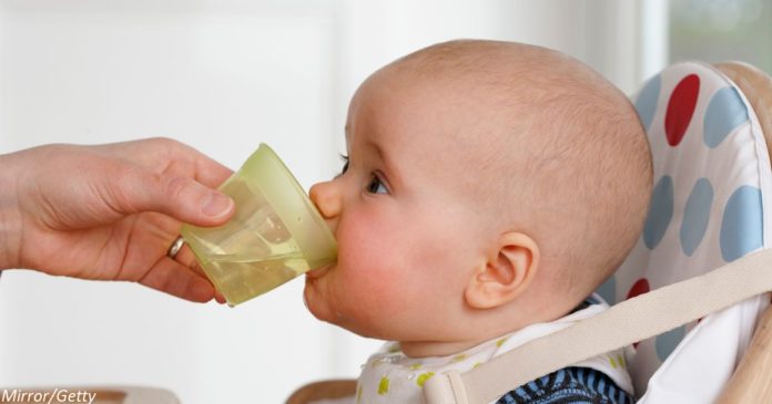 რატომ არის პატარა ბავშვისთვის ჩვეულებრივი წყლის დალევა კატეგორიულად აკრძალული