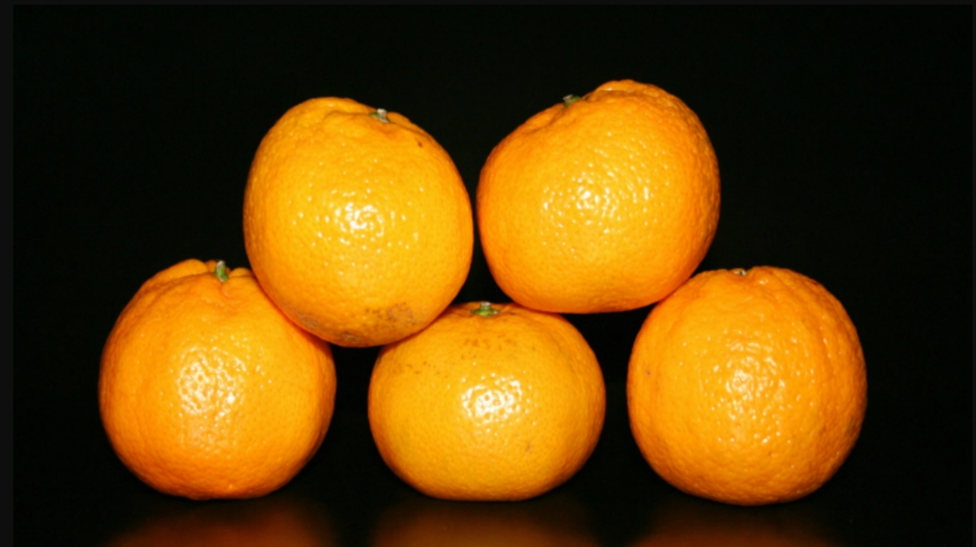 Сколько надо мандаринов. Мандарин. Пять апельсинов. Пять мандаринов. Мандарины на темном фоне.