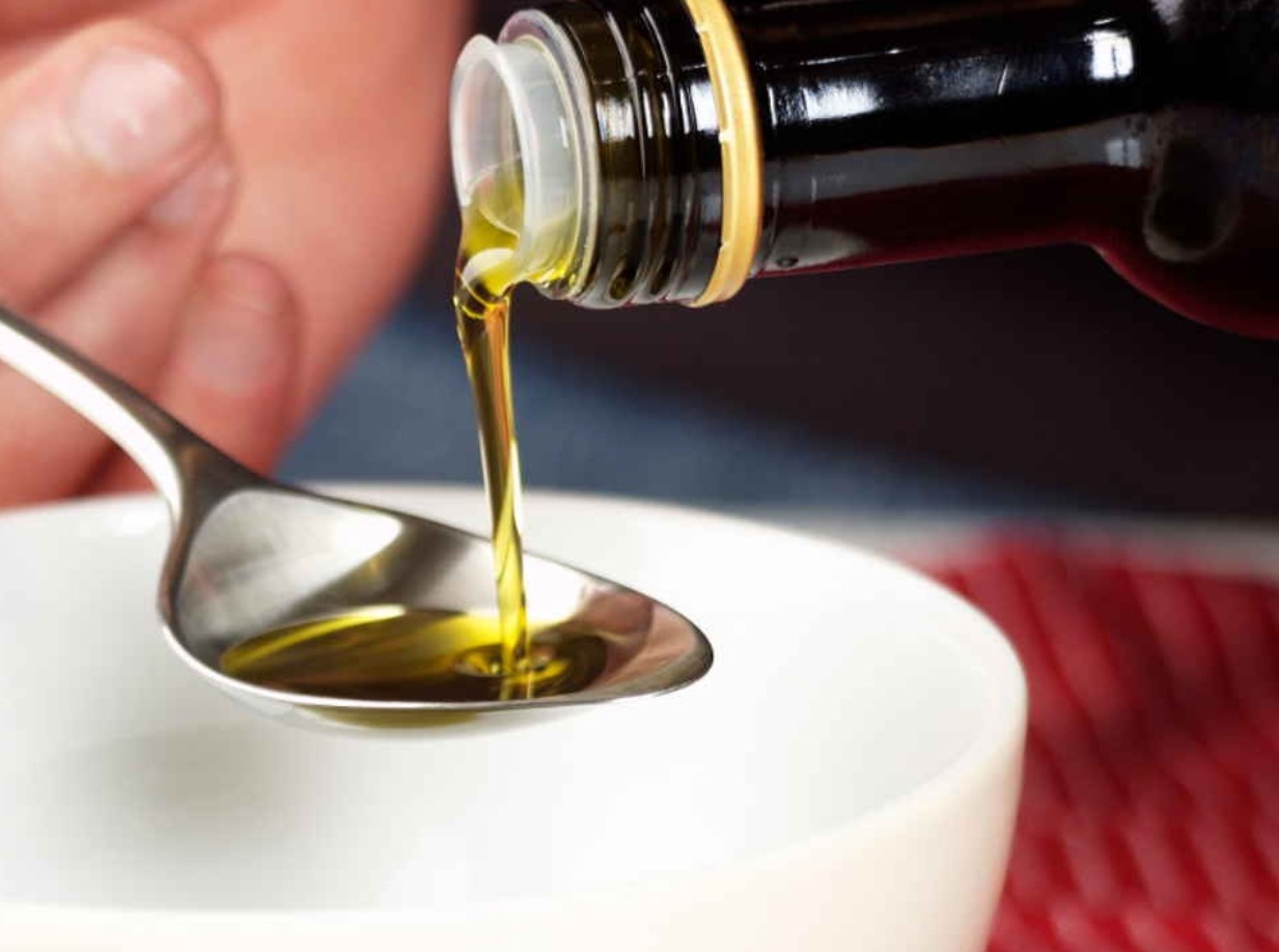Что будет если выпить ложку масла. Масло в ложке. Растительное масло в ложке. Подсолнечное масло в ложке. Ложка оливкового масла.